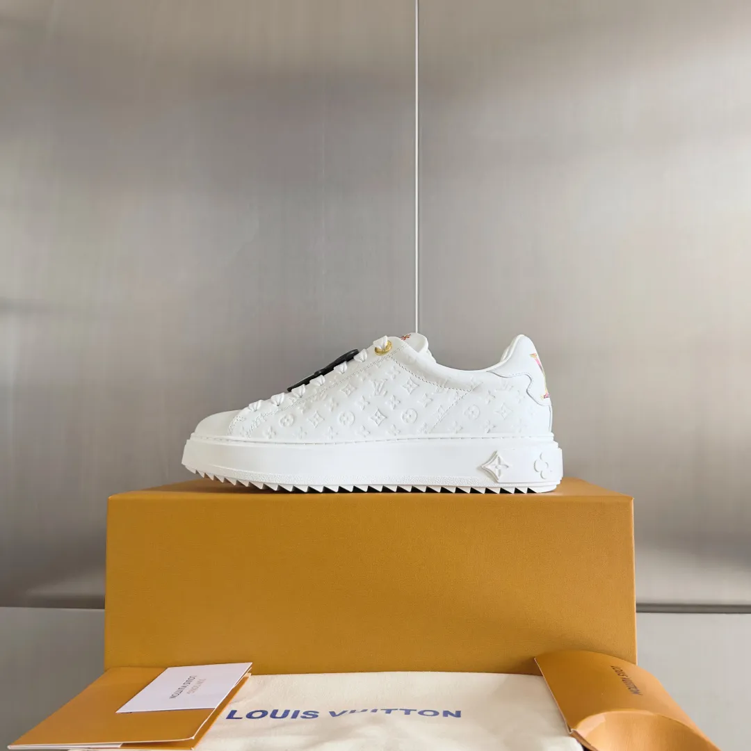👟👟Ex-factory price 740👟👟 Top version LV Louis Vuitton L House Donkey Brand Stadium Series Casual Sports Shoes White Shoes Dexun Shoes Original purchase, development and production LV Stadium sports shoes are soft cow leather partially embossed with Monogram patterns, reproducing the retro design trend. Monogram canvas trim and toe perforations bring together exquisite details, the tongue is decorated with LV letter label, and the outsole depicts the Louis Vuitton logo. Exquisitely packaged at the delivery counter🛍📦 ▪️ Fabric: Original imported first-layer cowhide ▪️ Lining: Original imported soft sheepskin lining ▪️ Sole: Original open-molded non-slip rubber outsole ▪️ Bottom thickness: 3CM ▪️ Size: Women's 35-41
